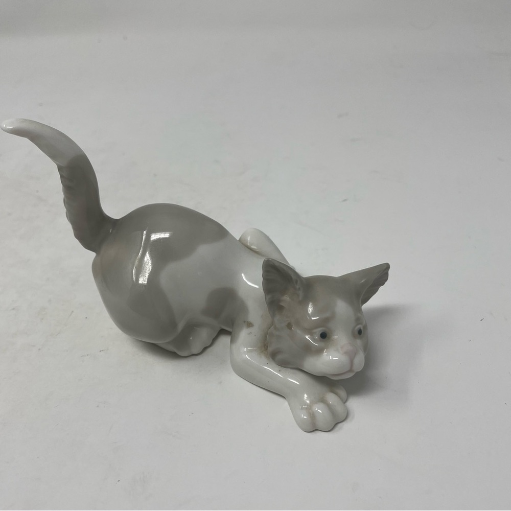 LLADRO Attentive Domestic Cat Figurine